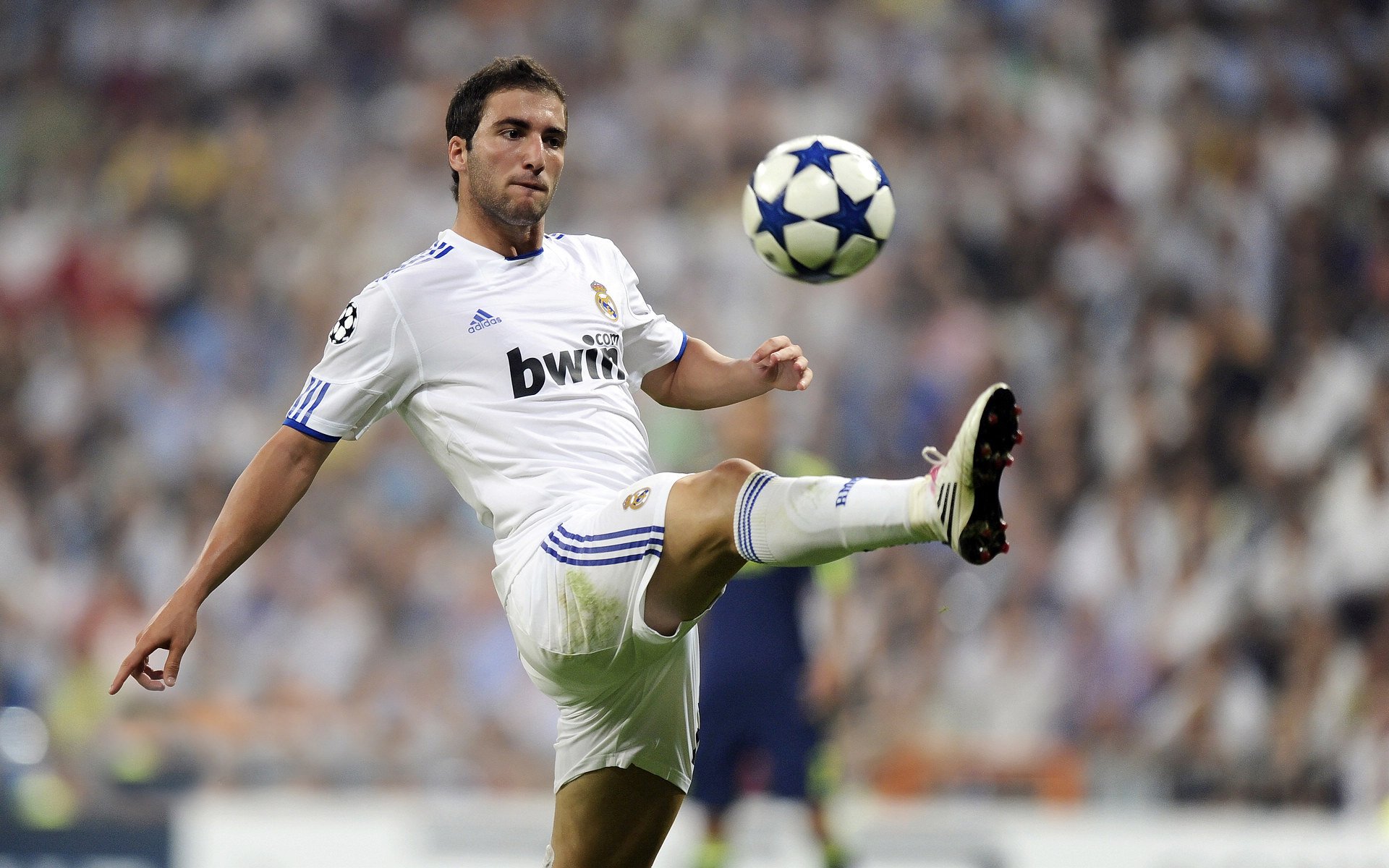 “冲撞激烈：火光四射的瞬间奇观”，火光冲天的意思