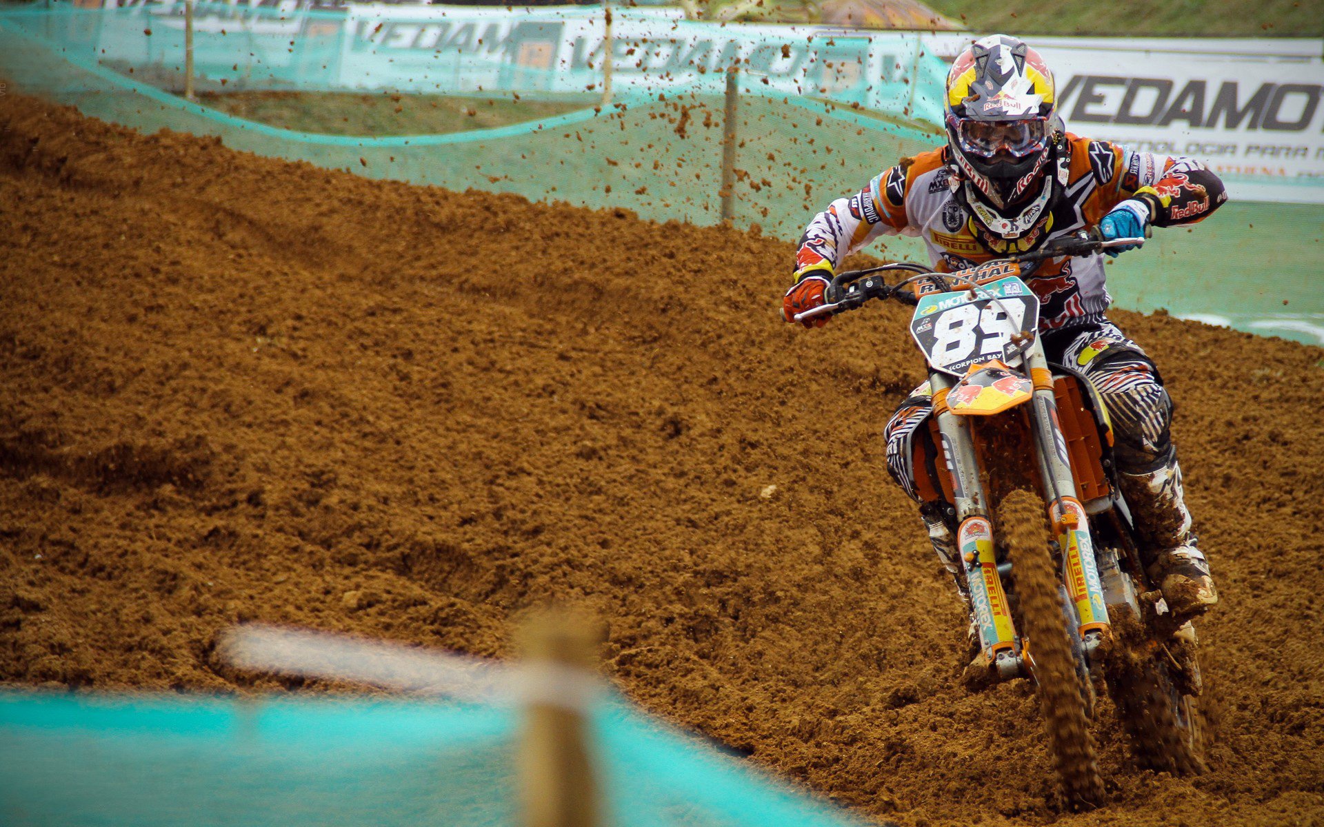 【现场疯狂】球迷狂欢夜带动比赛氛围极致，球迷欢呼视频